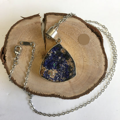 Azurite, pendentif en Argent de 42mm de hauteur x 27 de largeur x 8 d'épaisseur. Vendu avec cordon réglable de couleur noire offert !