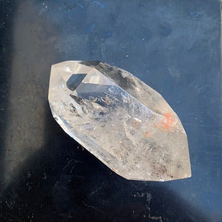 Cristal de roche, pointe bi-déterminée naturelle de 70 x 35 x 27 mm - 79,5 gr.