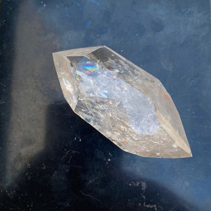 Cristal de roche, pointe bi-déterminée naturelle de 70 x 35 x 27 mm - 79,5 gr.