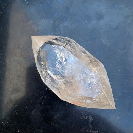 Cristal de roche, pointe bi-déterminée naturelle de 70 x 35 x 27 mm - 79,5 gr.