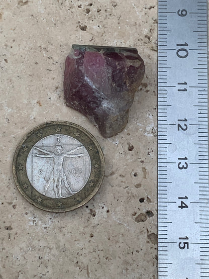 Tourmaline Rubellite, 24 x 20 x 13mm - 7,3 grammes. Une belle pièce naturelle !