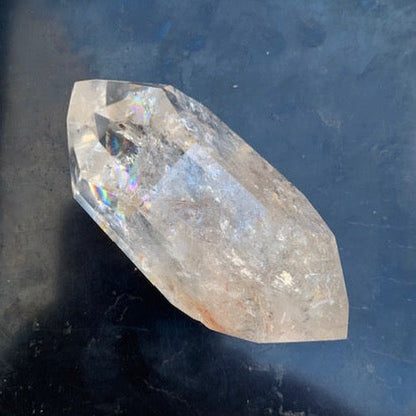 Cristal de roche, pointe bi-déterminée naturelle de 70 x 35 x 27 mm - 79,5 gr.