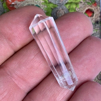 Cristal de roche Vogel, pointe bi-déterminée à 12 faces - 41 mm x 12 de diamètre - 8,6 gr.