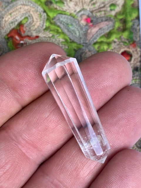 Cristal de roche Vogel, pointe bi-déterminée à 12 faces - 41 mm x 12 de diamètre - 8,6 gr.