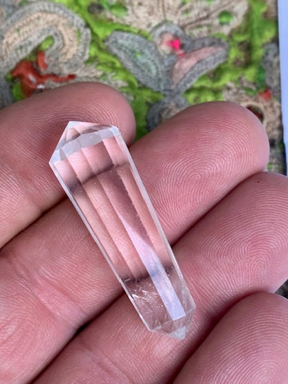 Cristal de roche Vogel, pointe bi-déterminée à 12 faces - 41 mm x 12 de diamètre - 8,6 gr.