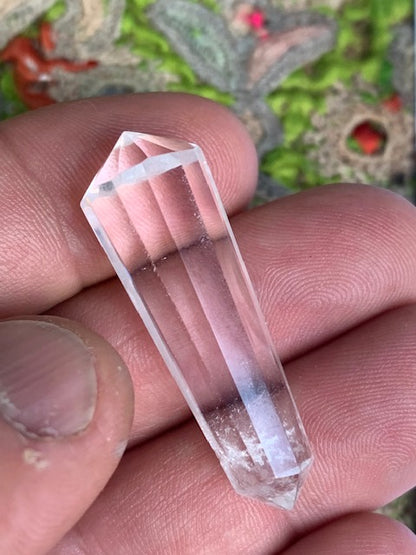 Cristal de roche Vogel, pointe bi-déterminée à 12 faces - 41 mm x 12 de diamètre - 8,6 gr.