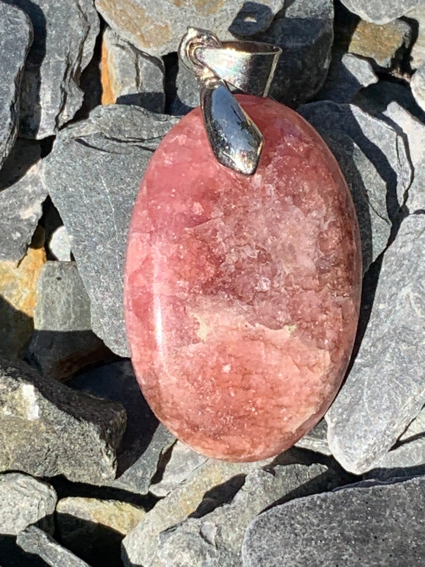Rhodochrosite, 'cabochon percé' de 40 mm x 18 x 6. Vendu avec un cordon réglable de couleur noire !