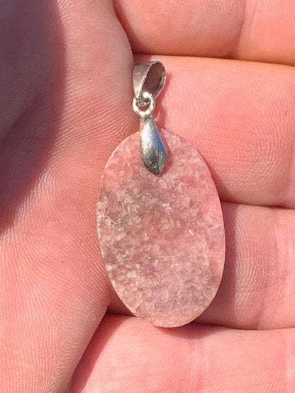 Rhodochrosite, 'cabochon percé' de 40 mm x 18 x 6. Vendu avec un cordon réglable de couleur noire !
