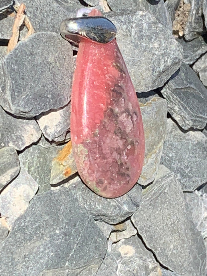Rhodochrosite, 'cabochon percé' de 45 mm x 18 x 6. Vendu avec un cordon réglable de couleur noire !
