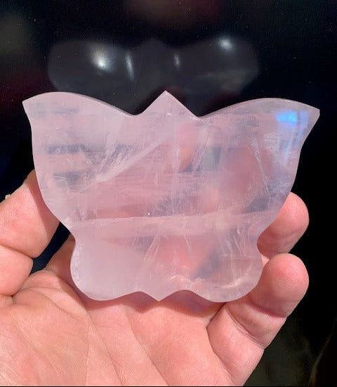 Quartz rose, papillon de taille L - 10 x 7,4 x 2,1 centimètres - 296,6 grammes