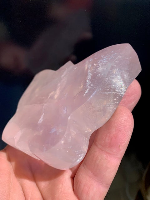 Quartz rose, papillon de taille L - 10 x 7,4 x 2,1 centimètres - 296,6 grammes