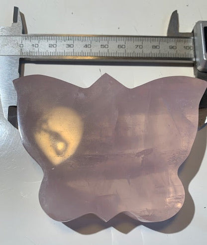 Quartz rose, papillon de taille L - 10 x 7,4 x 2,1 centimètres - 296,6 grammes