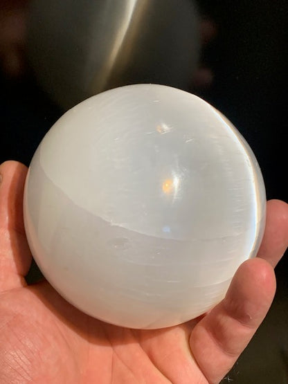 Sphère en Sélénite de 100 millimètres - 1110 grammes. Superbe pièce !