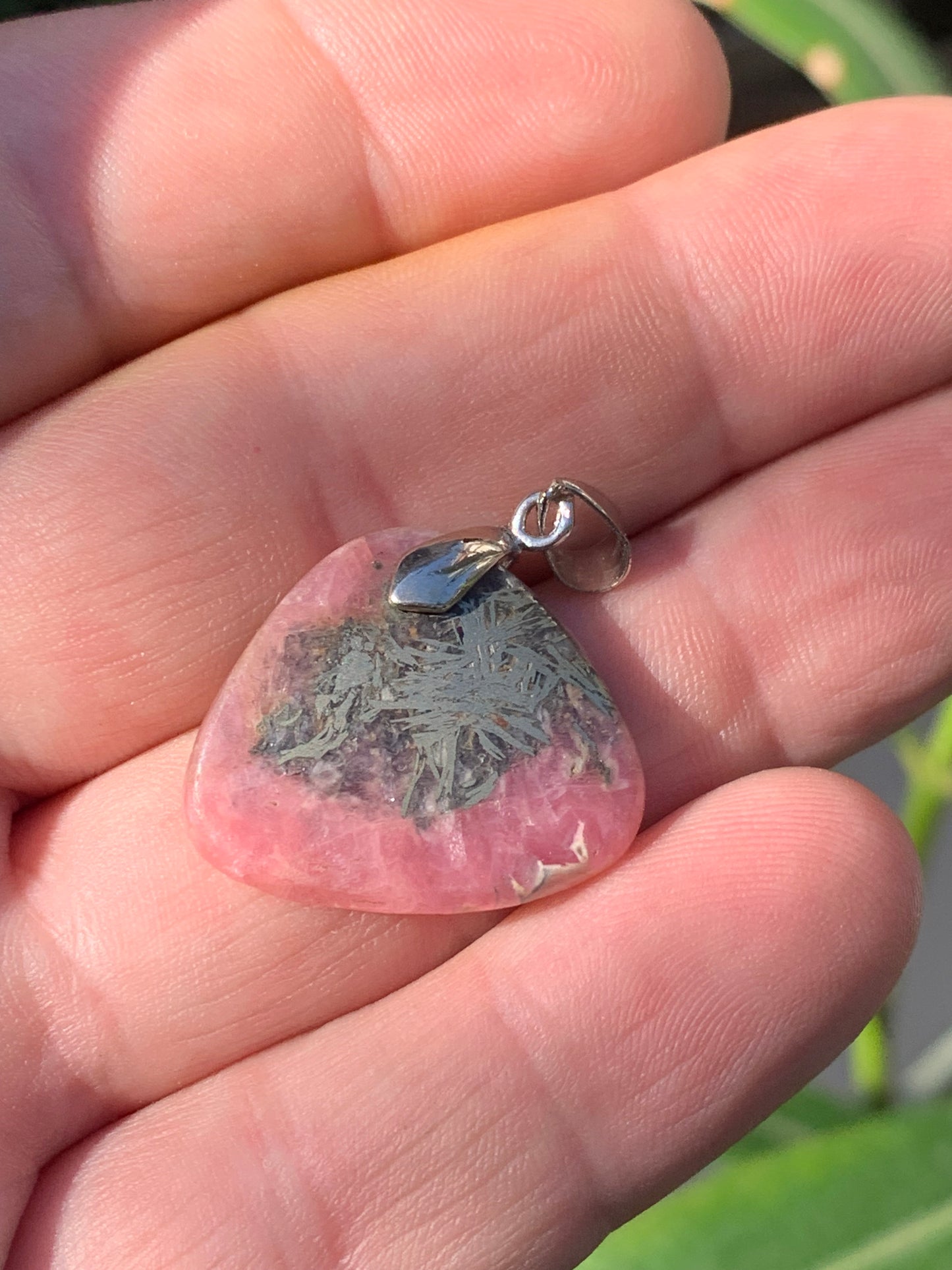 Rhodochrosite sur pyrite, superbe 'cabochon percé' de 32 mm x26 x5. Vendu avec cordon réglable de couleur noire !
