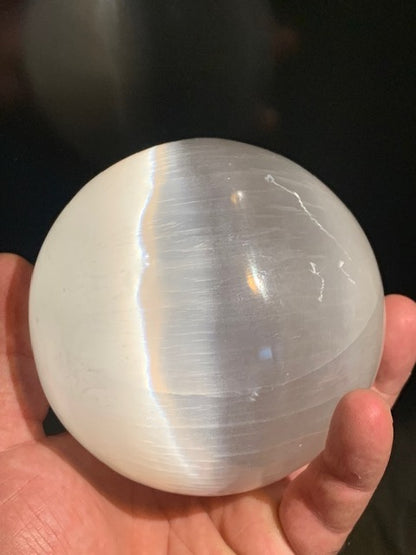 Sphère en Sélénite de 100 millimètres - 1110 grammes. Superbe pièce !