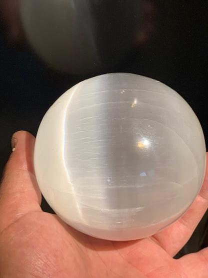 Sphère en Sélénite de 100 millimètres - 1110 grammes. Superbe pièce !