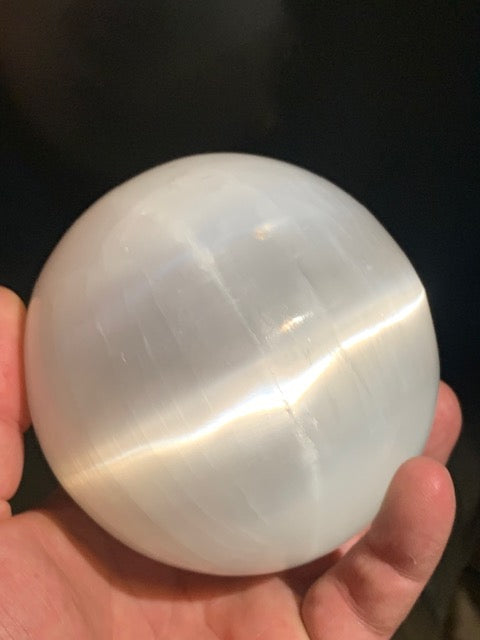 Sphère en Sélénite de 100 millimètres - 1110 grammes. Superbe pièce !