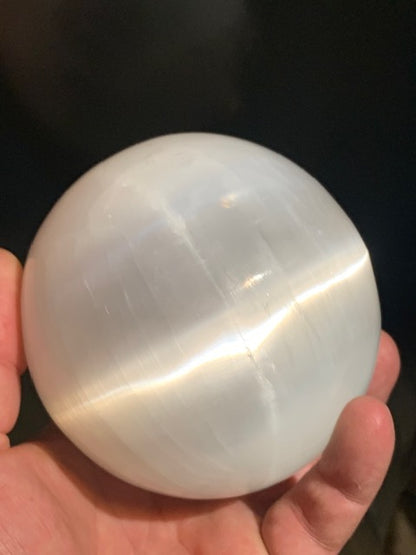 Sphère en Sélénite de 100 millimètres - 1110 grammes. Superbe pièce !