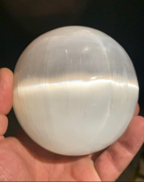 Selenite sphere of 100 millimeters - 1110 grams. Superb piece!