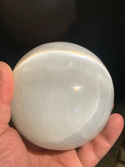 Sphère en Sélénite de 100 millimètres - 1110 grammes. Superbe pièce !