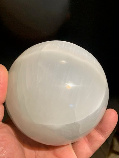 Sphère en Sélénite de 100 millimètres - 1110 grammes. Superbe pièce !
