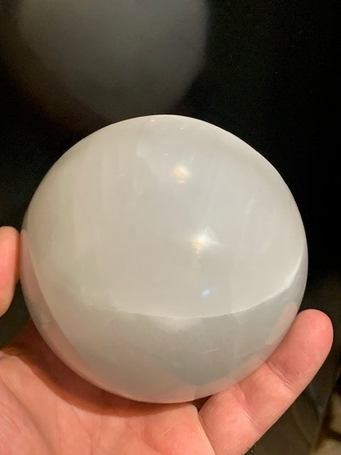 Sphère en Sélénite de 100 millimètres - 1110 grammes. Superbe pièce !