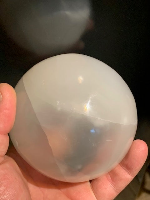 Sphère en Sélénite de 100 millimètres - 1110 grammes. Superbe pièce !