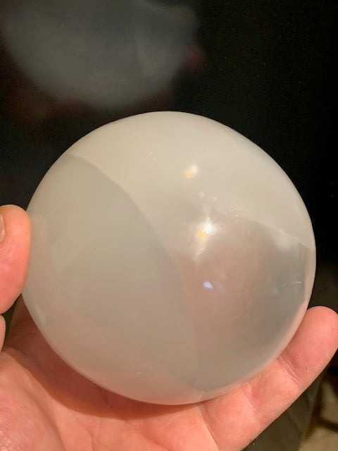 Sphère en Sélénite de 100 millimètres - 1110 grammes. Superbe pièce !