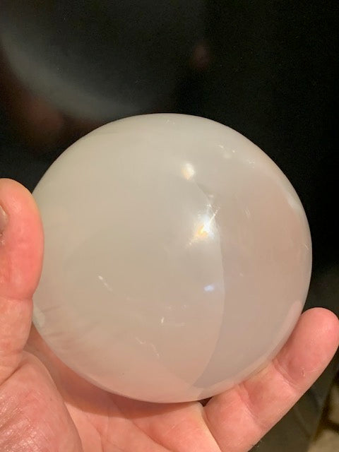 Sphère en Sélénite de 100 millimètres - 1110 grammes. Superbe pièce !