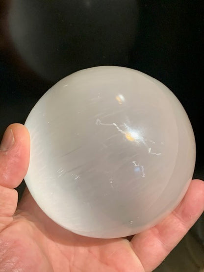Sphère en Sélénite de 100 millimètres - 1110 grammes. Superbe pièce !