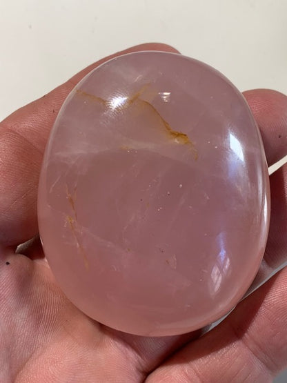 Quartz rose – Galet de taille L – 62 × 51 × 30 mm – 134,5 gr.