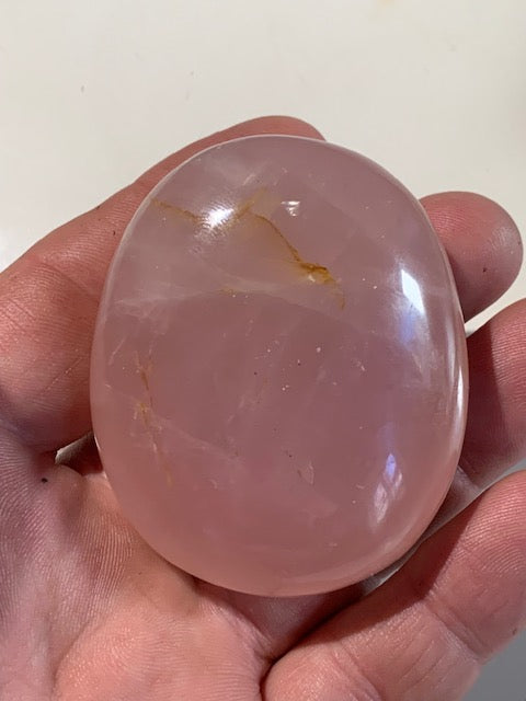 Quartz rose – Galet de taille L – 62 × 51 × 30 mm – 134,5 gr.