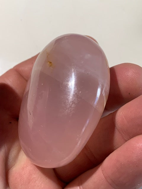 Quartz rose – Galet de taille L – 62 × 51 × 30 mm – 134,5 gr.