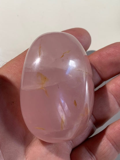 Quartz rose – Galet de taille L – 62 × 51 × 30 mm – 134,5 gr.