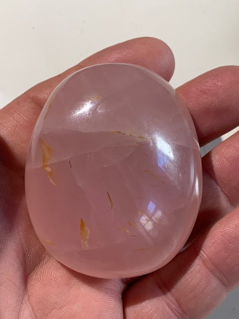 Quartz rose – Galet de taille L – 62 × 51 × 30 mm – 134,5 gr.