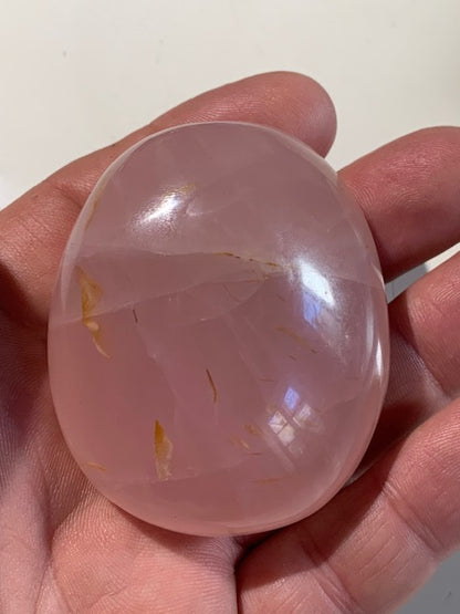 Quartz rose – Galet de taille L – 62 × 51 × 30 mm – 134,5 gr.