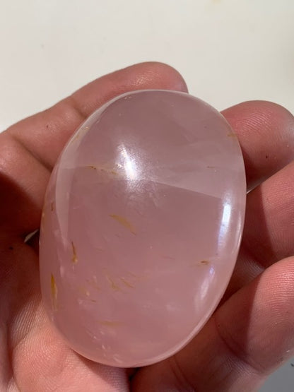 Quartz rose – Galet de taille L – 62 × 51 × 30 mm – 134,5 gr.