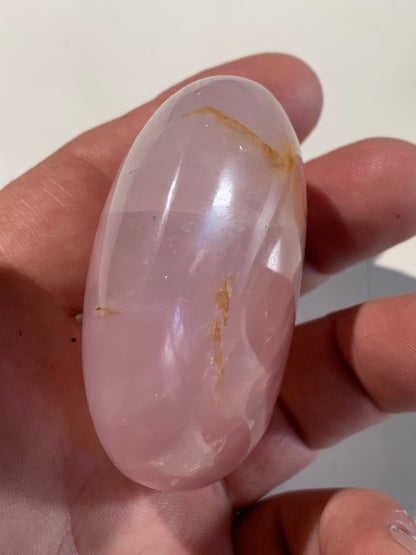 Quartz rose – Galet de taille L – 62 × 51 × 30 mm – 134,5 gr.