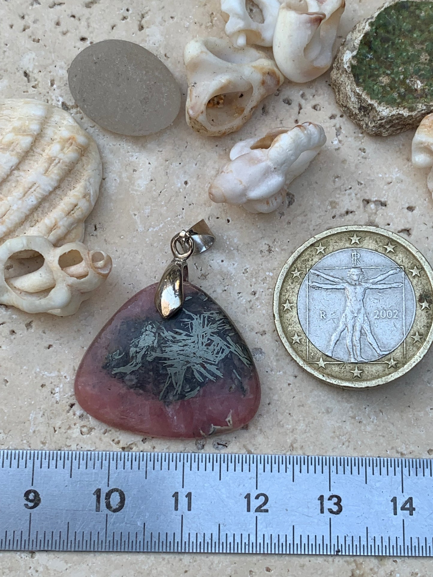 Rhodochrosite sur pyrite, superbe 'cabochon percé' de 32 mm x26 x5. Vendu avec cordon réglable de couleur noire !