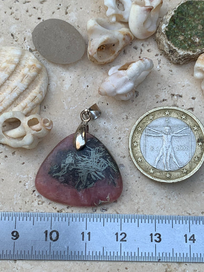 Rhodochrosite sur pyrite, superbe 'cabochon percé' de 32 mm x26 x5. Vendu avec cordon réglable de couleur noire !