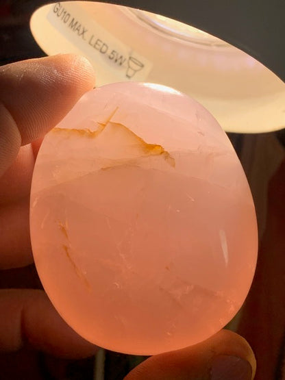 Quartz rose – Galet de taille L – 62 × 51 × 30 mm – 134,5 gr.