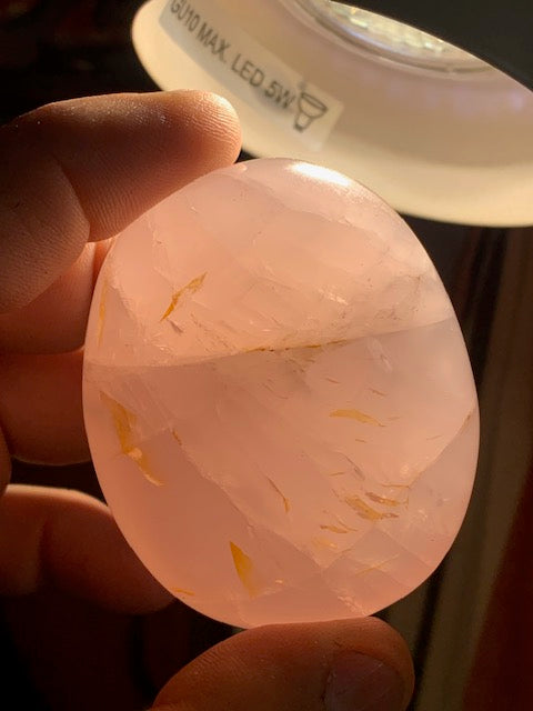 Quartz rose – Galet de taille L – 62 × 51 × 30 mm – 134,5 gr.