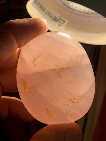 Quartz rose – Galet de taille L – 62 × 51 × 30 mm – 134,5 gr.