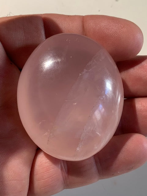 Quartz rose – Galet de taille L – 55 × 46 × 30 mm – 97,9 gr.