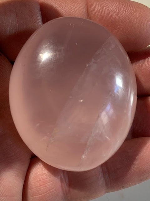 Quartz rose – Galet de taille L – 55 × 46 × 30 mm – 97,9 gr.