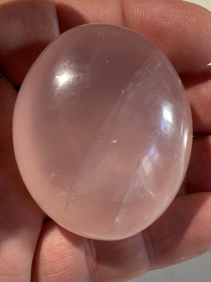 Quartz rose – Galet de taille L – 55 × 46 × 30 mm – 97,9 gr.