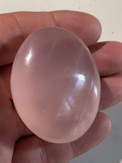 Quartz rose – Galet de taille L – 55 × 46 × 30 mm – 97,9 gr.