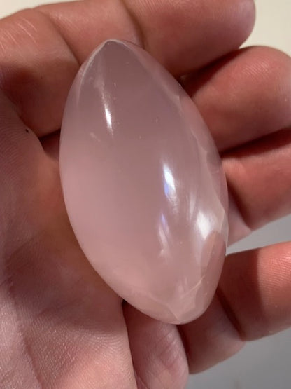 Quartz rose – Galet de taille L – 55 × 46 × 30 mm – 97,9 gr.