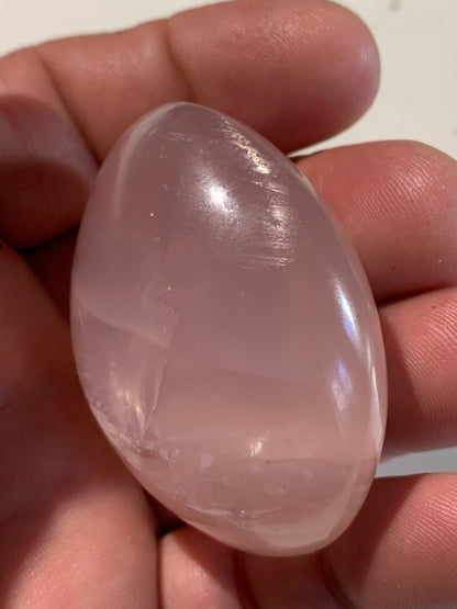 Quartz rose – Galet de taille L – 55 × 46 × 30 mm – 97,9 gr.