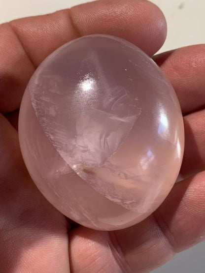 Quartz rose – Galet de taille L – 55 × 46 × 30 mm – 97,9 gr.
